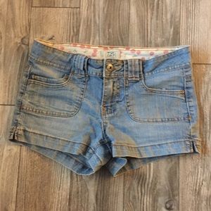 Ladies Levis shorts, size 27
